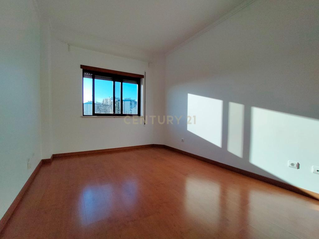 Apartamento T3 com Garagem  - Image 6